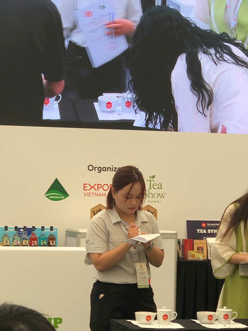 Thành viên Tươmmm chuẩn bị phần thi trà